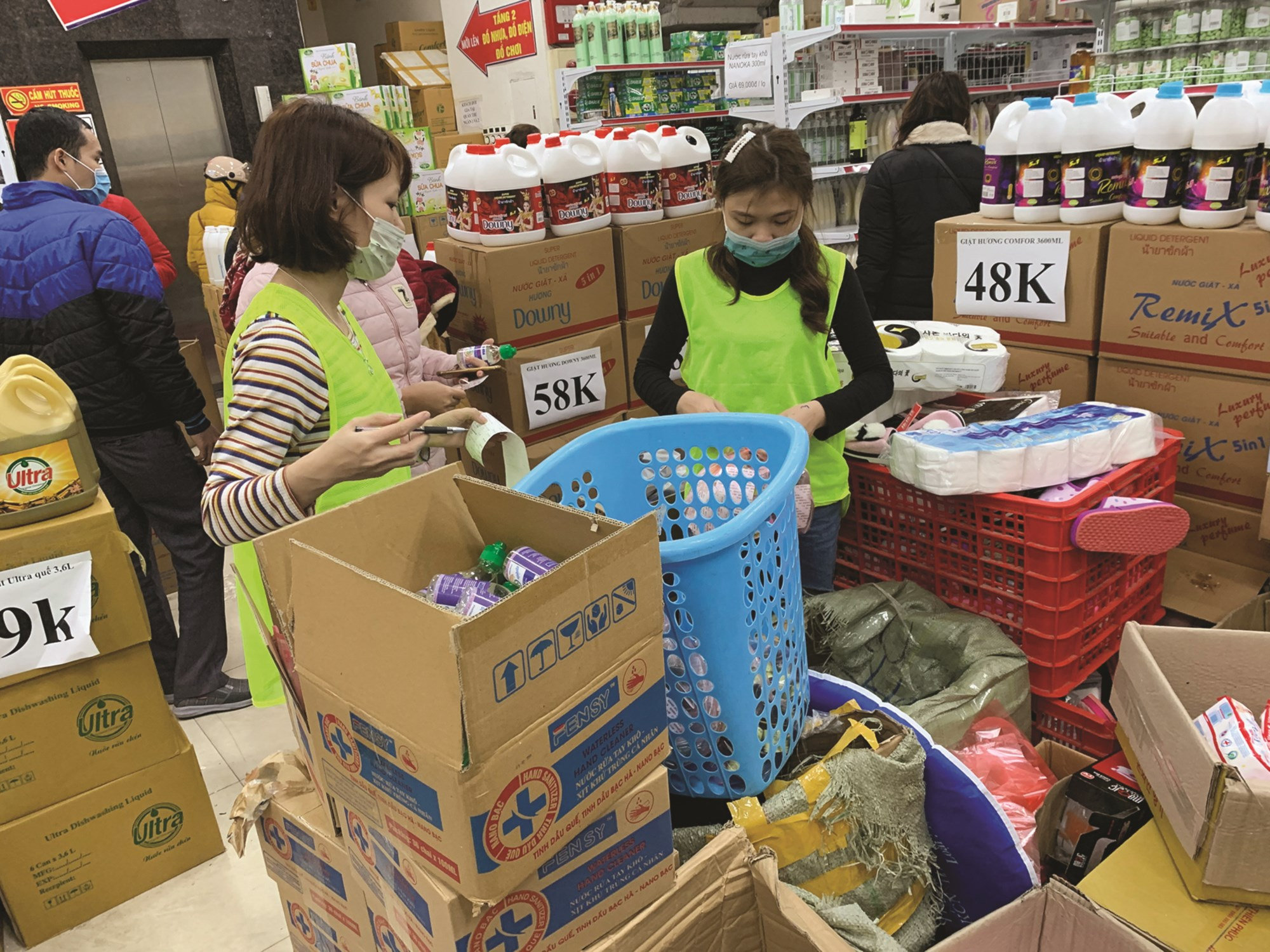 Nước sát khuẩn, nước rửa tay và khẩu trang tại các Tổng kho trên địa bàn Hà Nội nhiều ngày nay bị đội giá lên cao so với thời điểm chưa xảy ra dịch bệnh
