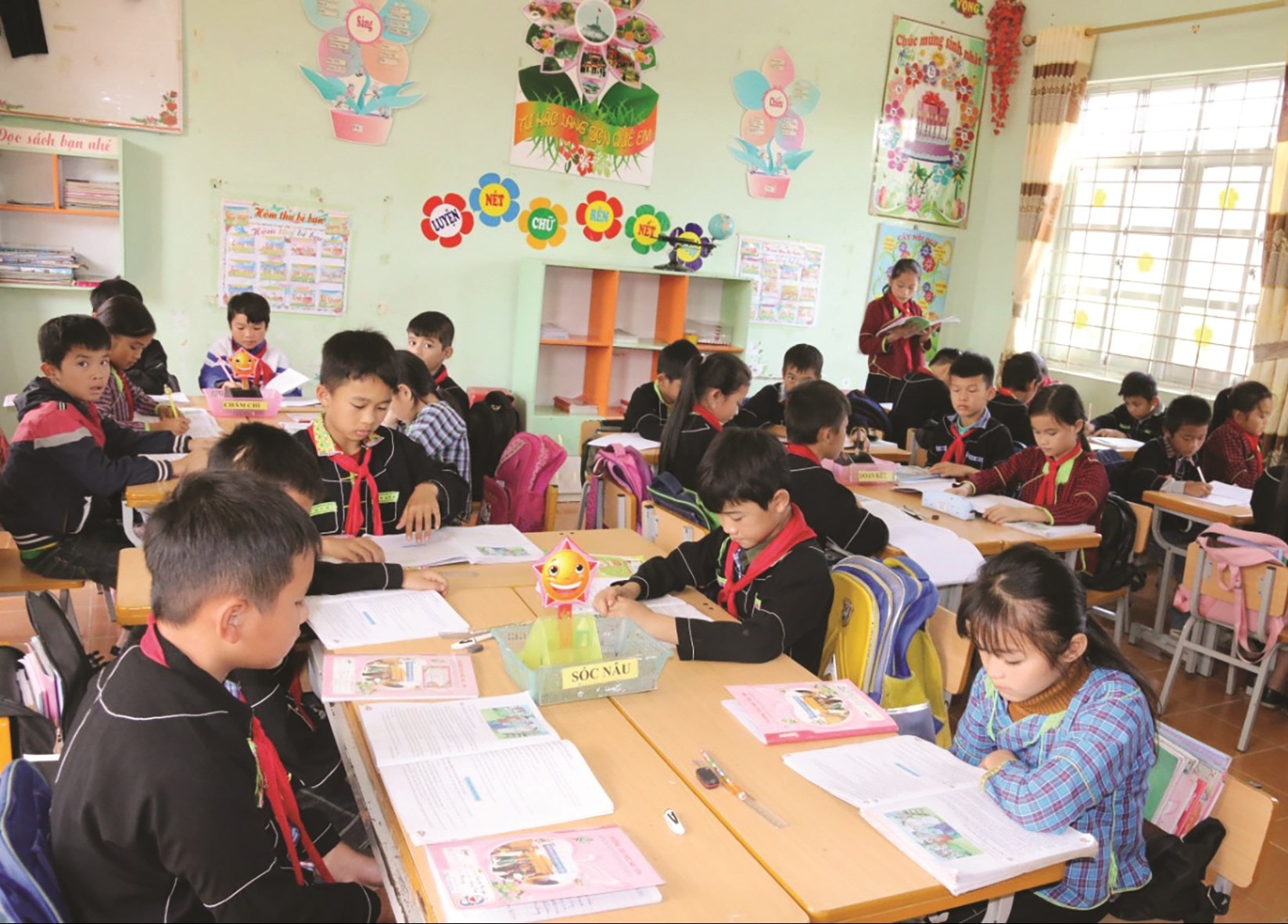 Các em học sinh Trường Tiểu học Hải Yến mặc trang phục truyền thống khi đến trường