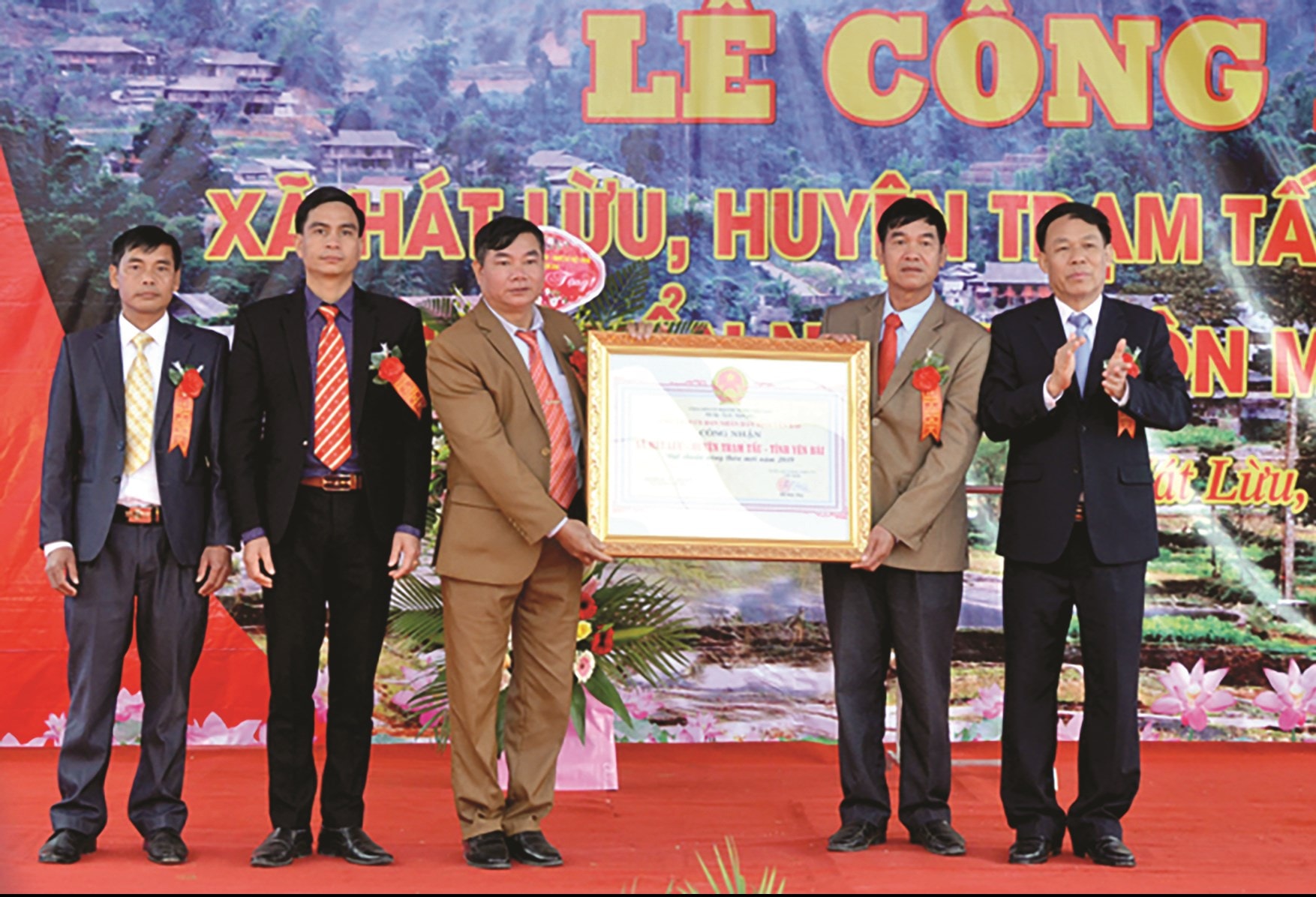 Phó Chủ tịch UBND tỉnh Nguyễn Văn Khánh (người ngoài cùng bên phải) trao Quyết định công nhận xã Hát Lừu đạt chuẩn NTM