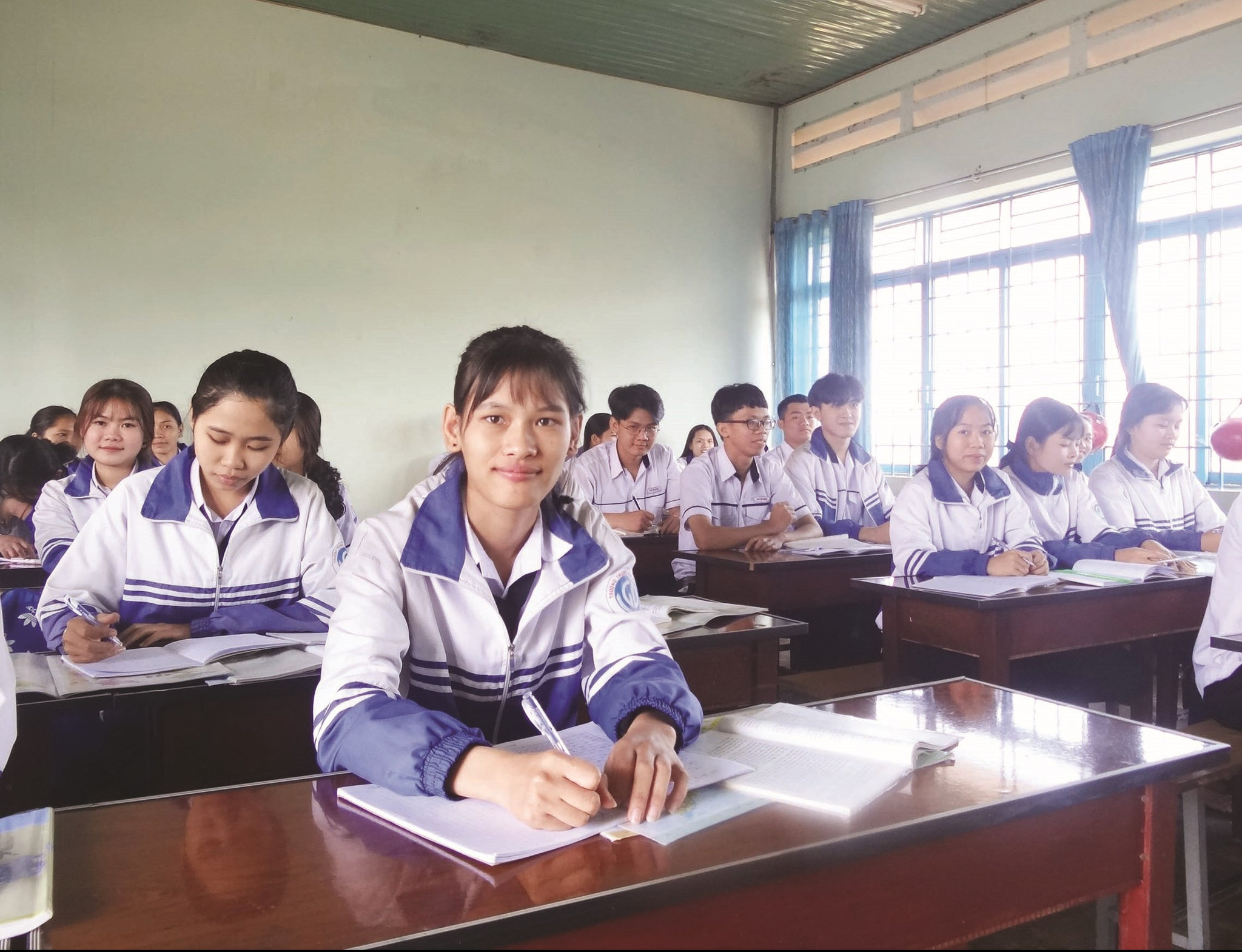 Lục Mùi Khe (bàn đầu) chăm chỉ học trên lớp
