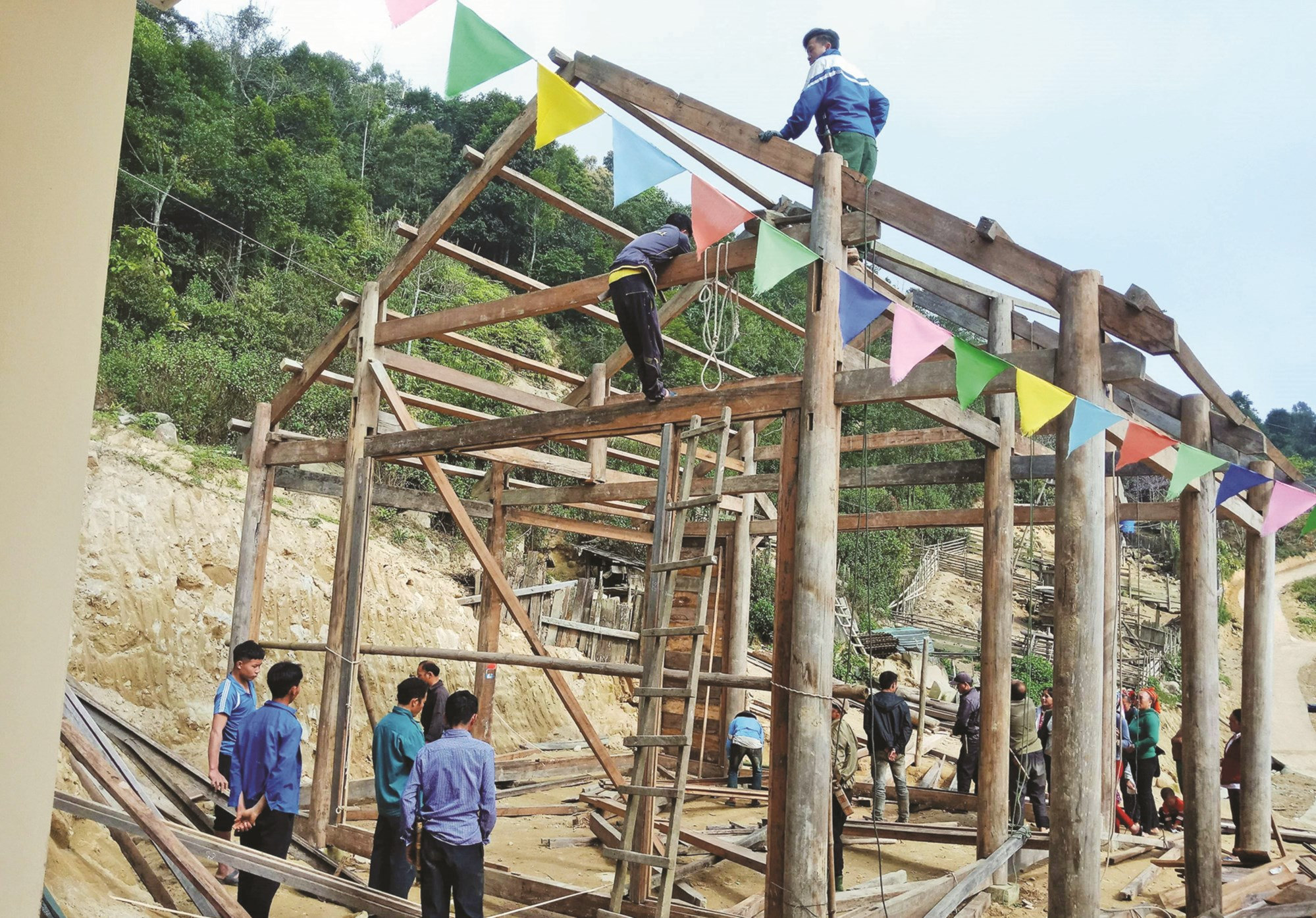 Người dân bản Huồi Cọ dựng nhà ở cho giáo viên.