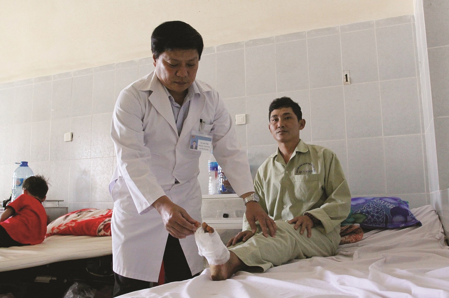 Mặc dù công việc bận nhưng hằng ngày, bác sĩ Võ Văn Việt  vẫn dành thời gian thăm khám cho bệnh nhân