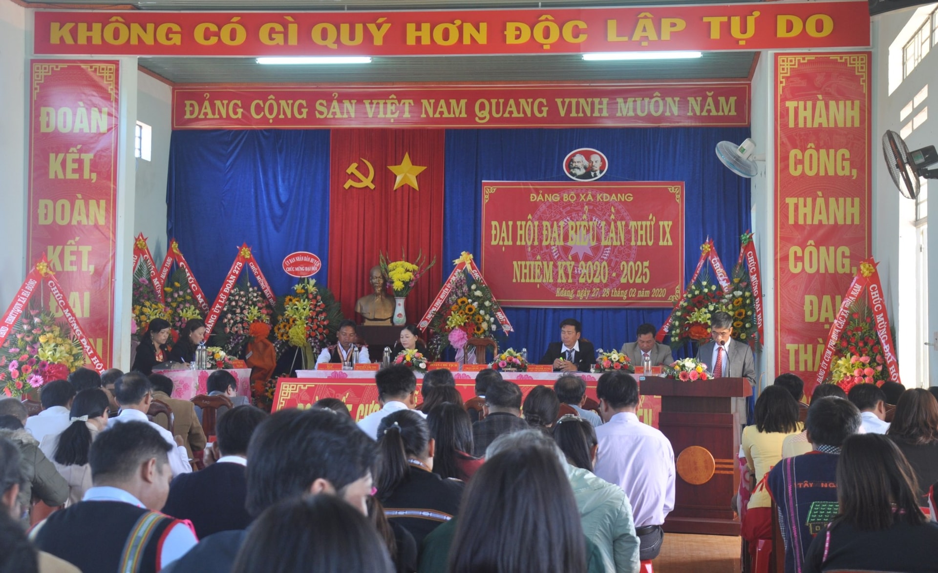 Ban chấp hành Đảng bộ xã nhiệm kỳ IX ra mắt đại hội