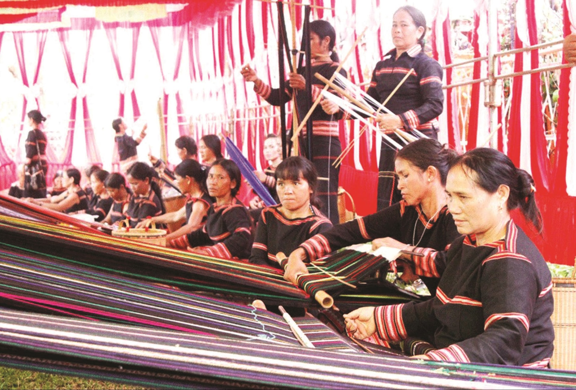 Phụ nữ Jrai ở Ia Ka - Gia Lai vẫn miệt mài với nghề dệt thổ cẩm truyền thống