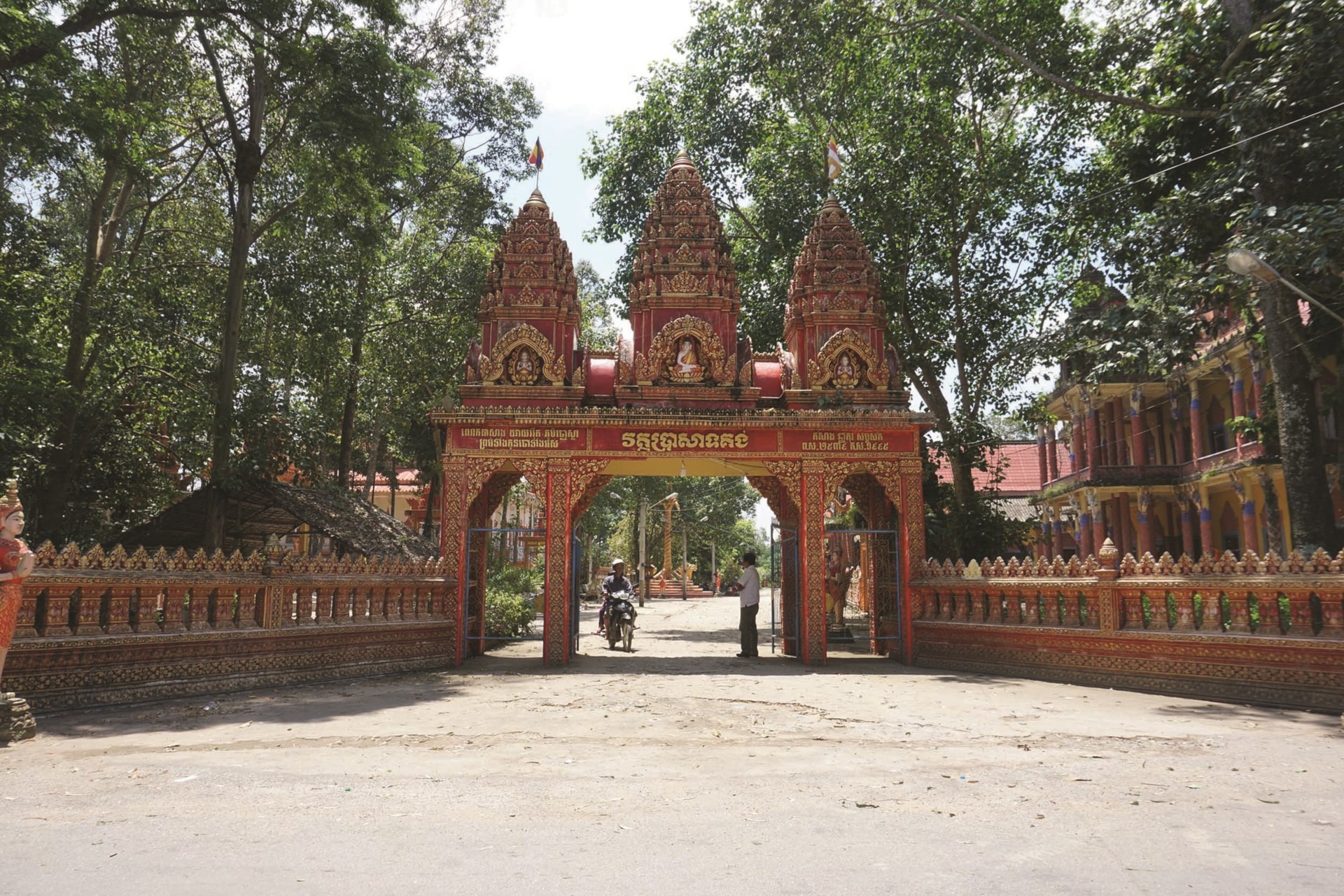 Đảng bộ xã Tham Đôn luôn quan tâm đến tăng trưởng kinh tế đi đôi với phát triển văn hóa - xã hội. (Trong ảnh: Chùa Prasat Kong, một trong những cơ sở thờ tự, đáp ứng nhu cầu tín ngưỡng của đồng bào Khmer ở xã Tham Đôn).