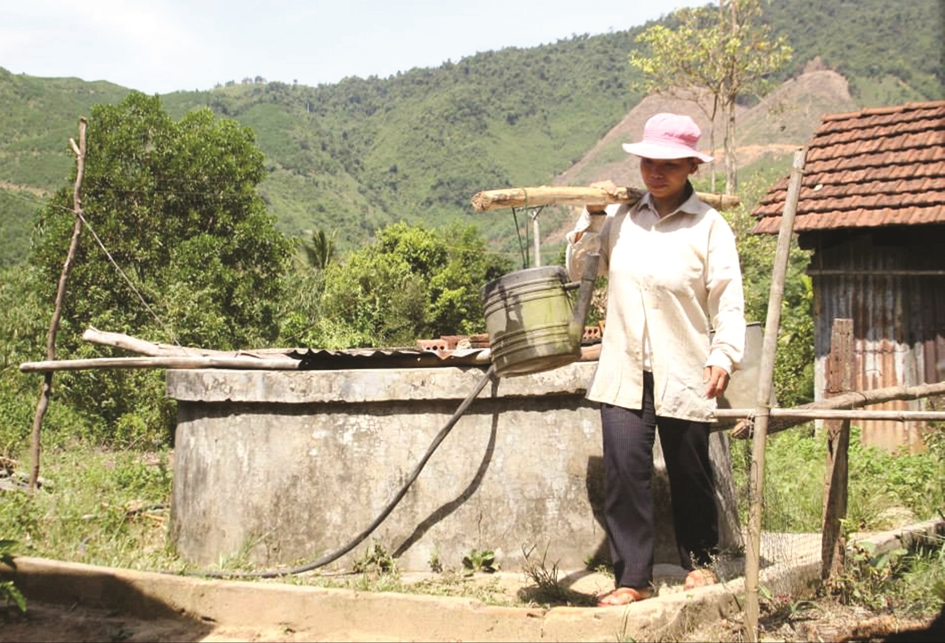 Người dân Quảng Ngãi phải đi chắt từng giọt nước về sinh hoạt