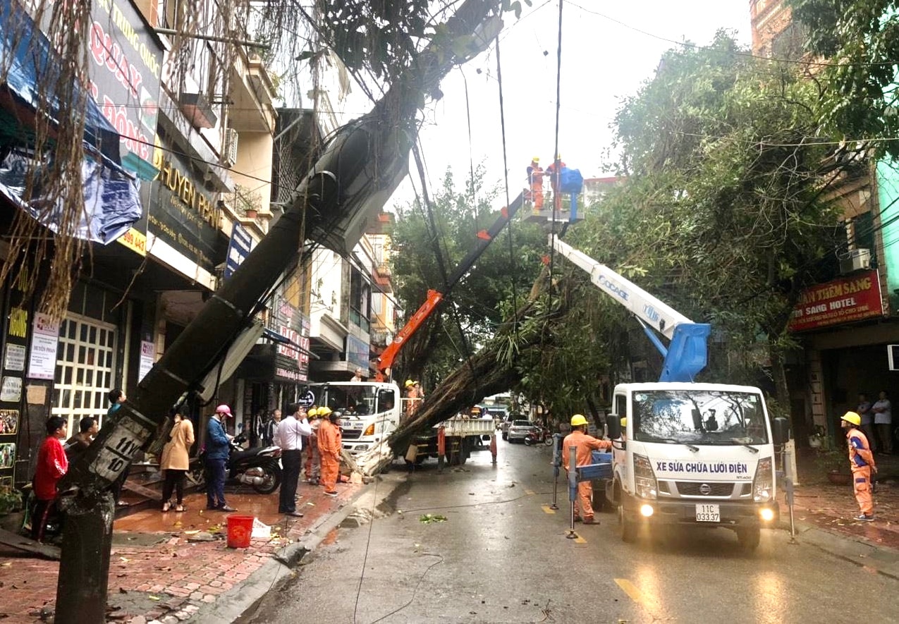 Điện lực miền Bắc khẩn trương khắc phục thiệt hại do mưa đá, giông lốc