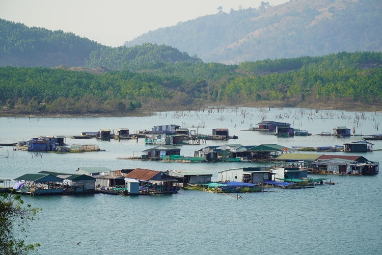 Những chiếc bè nổi trên sông của người dân làng chài Sê San
