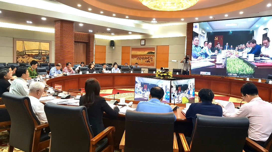 Chiều muộn ngày 8/3, UBND thành phố Hải Phòng họp trực tuyến để chỉ đạo công tác cách ly, khoanh vùng chống covid-19 xâm nhập