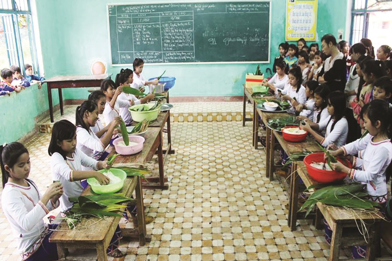 Học sinh các trường DTNT tham gia gói bánh ăn Tết Ngã rạ