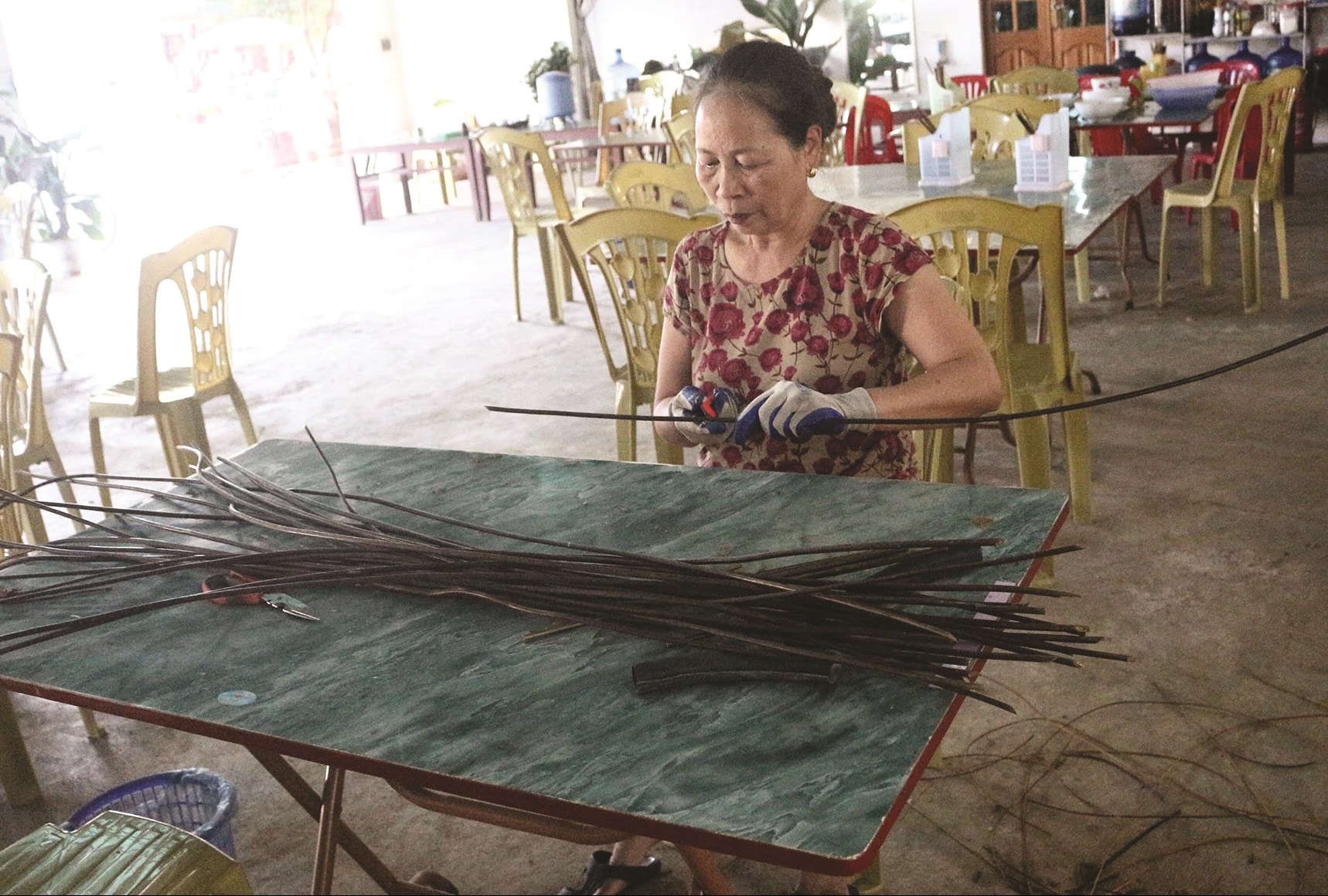 Cơ sở làm ống hút từ cây dương xỉ thay thế ống hút nhựa của gia đình ông Đào Xuân Quỳnh, bản Trung Tâm, xã Nà Tấu (huyện Ðiện Biên)