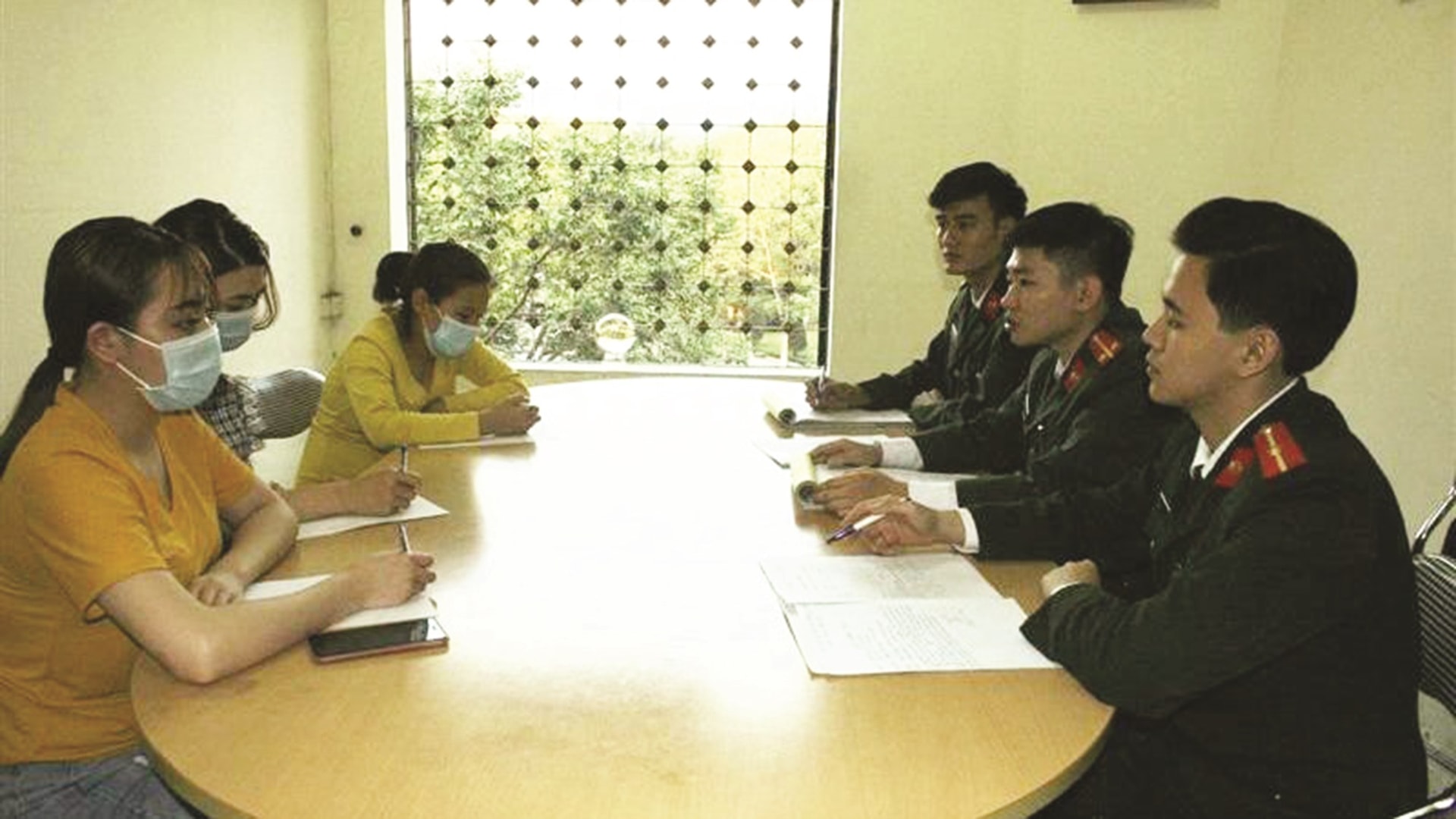 Những người đăng tin sai sự thật làm việc  tại cơ quan chức năng (Ảnh: Công an tỉnh Lào Cai).