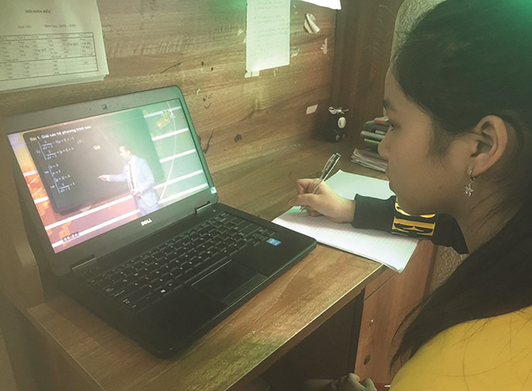 Nhiều khó khăn cho học sinh học vùng DTTS học trên truyền hình trong mùa dịch Covid-19 (Ảnh: nguồn internet)