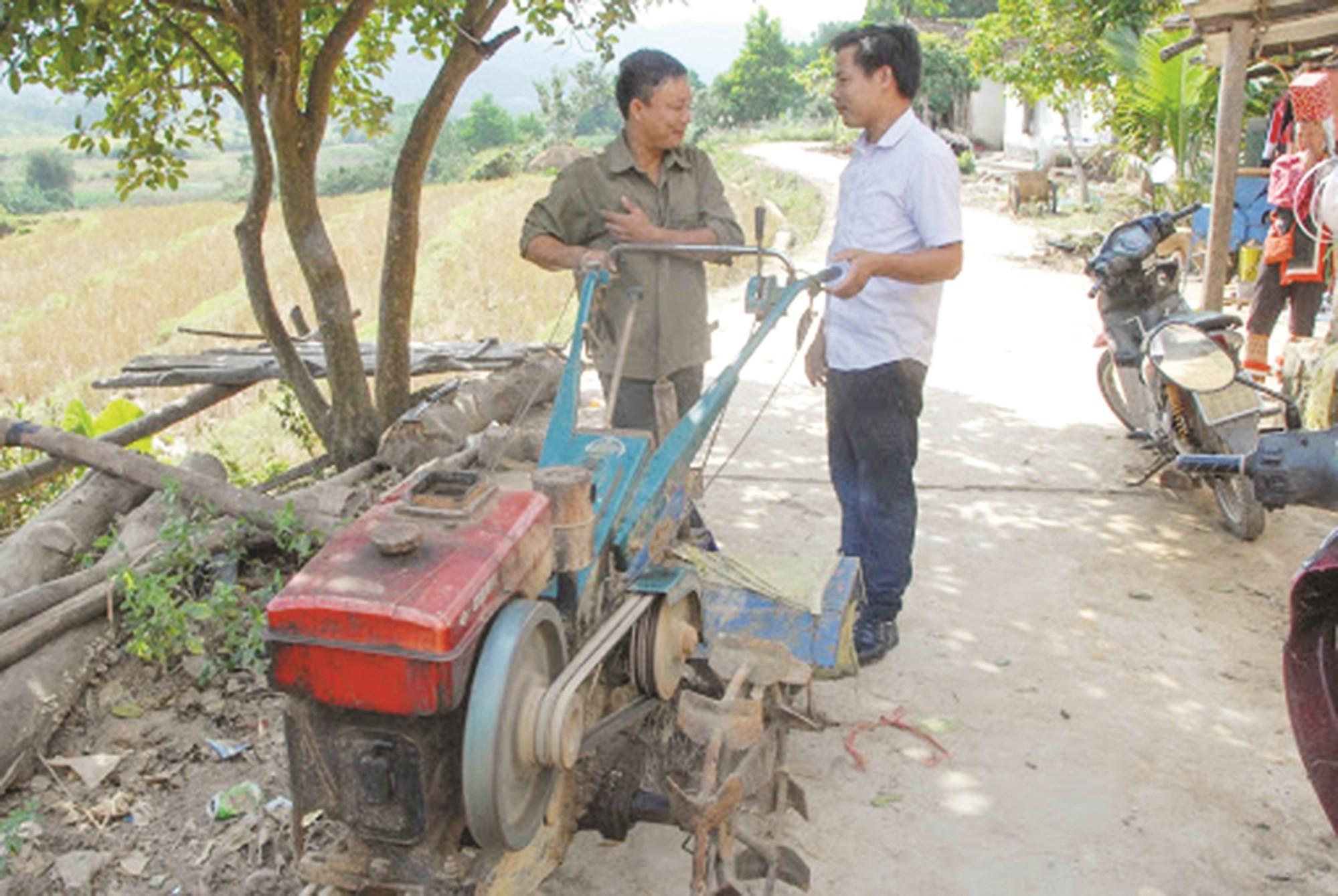 Cán bộ xã Quảng Phong (Hải Hà) trao máy cày hỗ trợ cho người dân, phục vụ cơ giới hóa  sản xuất nông nghiệp.