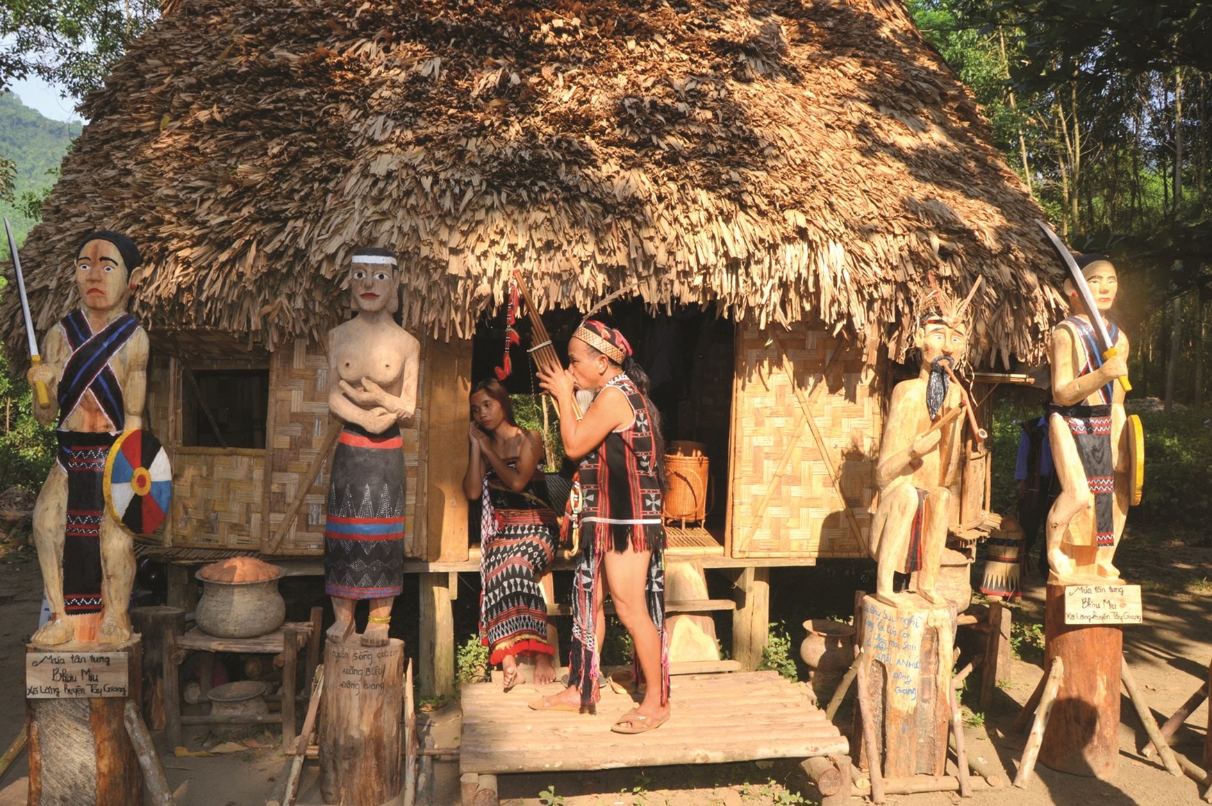 Những tượng gỗ sống động của người Cơ-tu