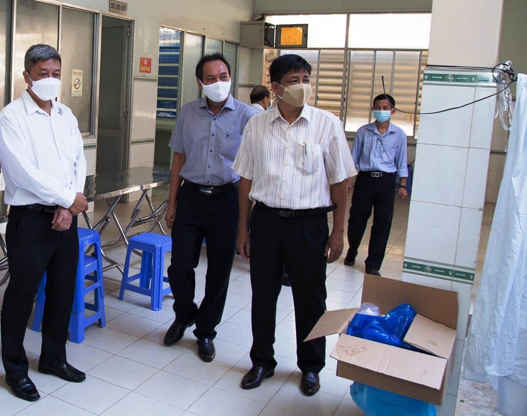 Ông Nguyễn Trường Sơn, Thứ trưởng Bộ Y tế (bên trái) kiểm tra công tác cách ly ở Bình Thuận