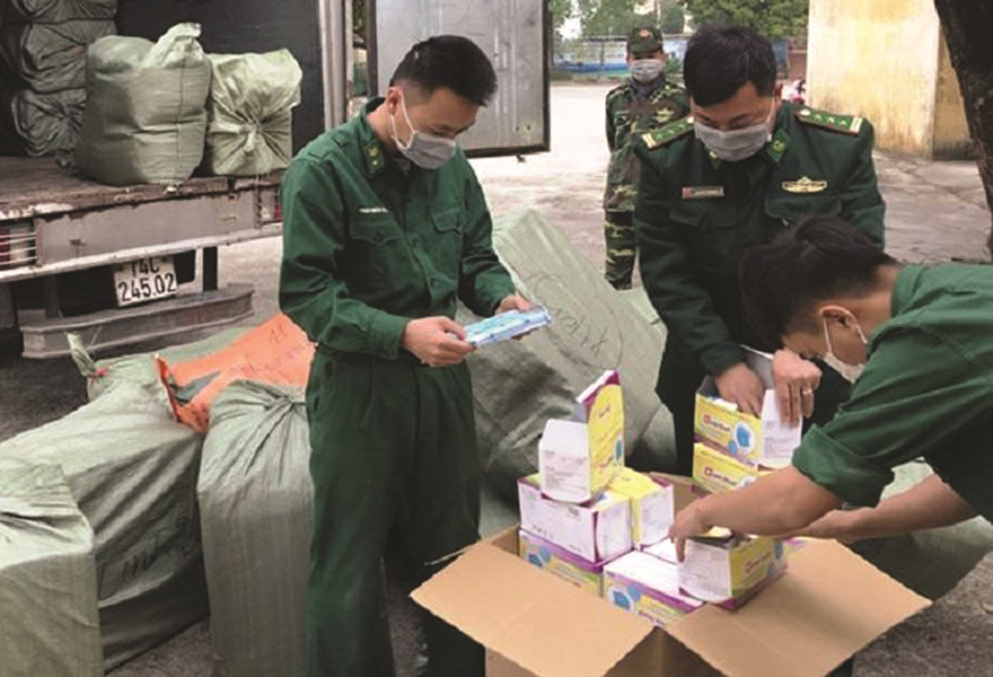 Lực lượng chức năng kiểm tra, thu giữ tang vật  một vụ xuất lậu khẩu trang