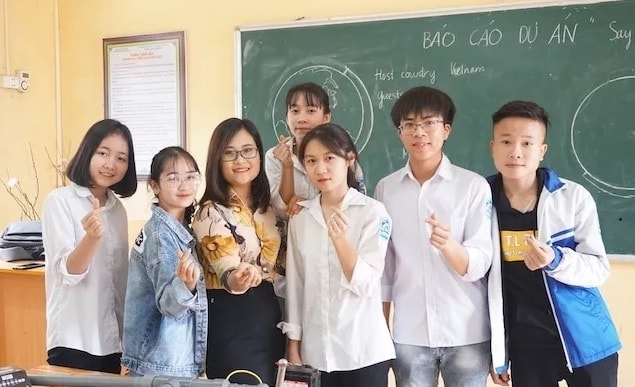 Cô giáo Hà Ánh Phượng (áo hoa) cùng học sinh