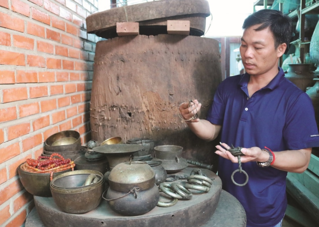 Các hiện vật sinh hoạt anh Trần Quốc Toản sưu tầm đang được cất giữ tại kho của gia đình