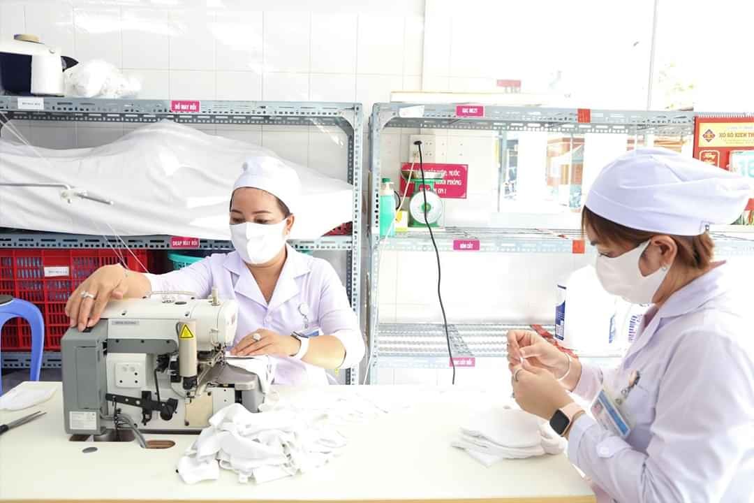 Các y, bác sĩ Bệnh viện Phụ sản Cần Thơ tranh thủ giờ tan ca may khẩu trang