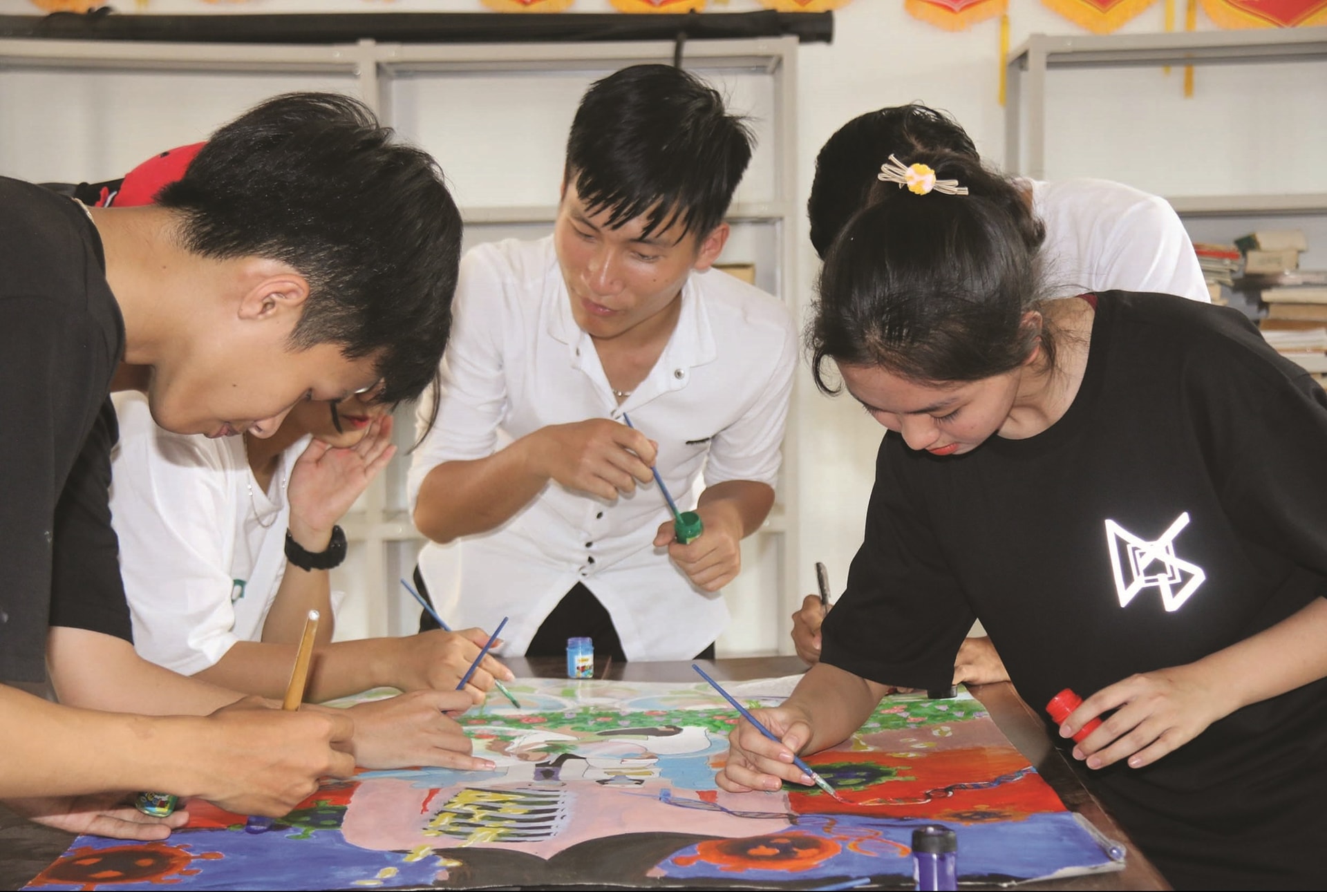 Các em học sinh cùng tham gia vẽ tranh