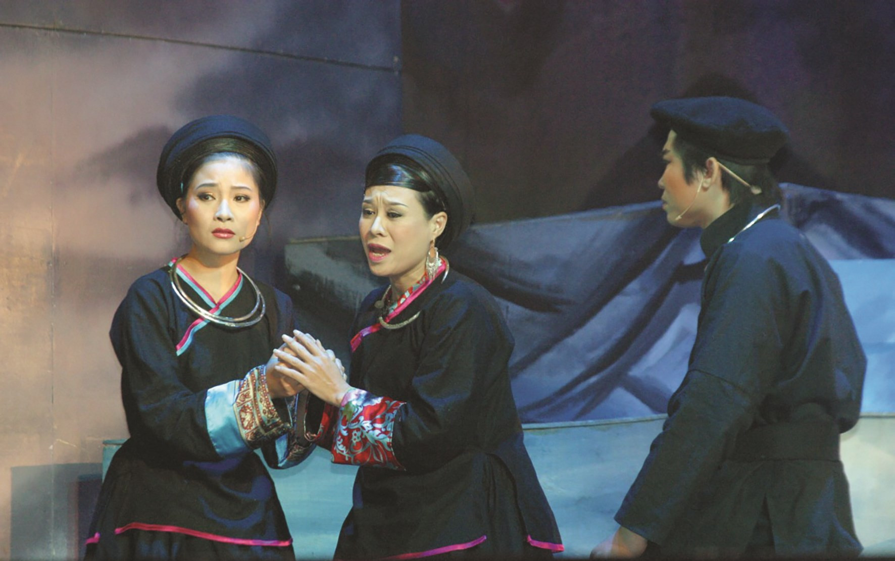 Như Quỳnh (bên trái) trong vai Nàng Út, trong vở “Chuyện Tình Khau Vai”
