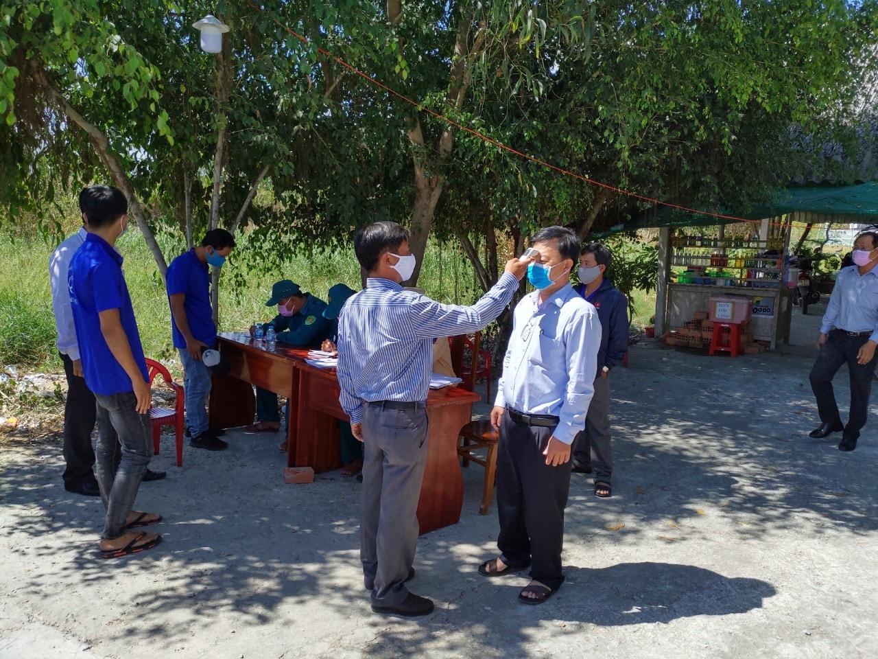 Các lực lượng thực hiện nhiệm vụ thực hiện đo thân nhiệt tại các chốt kiểm soát