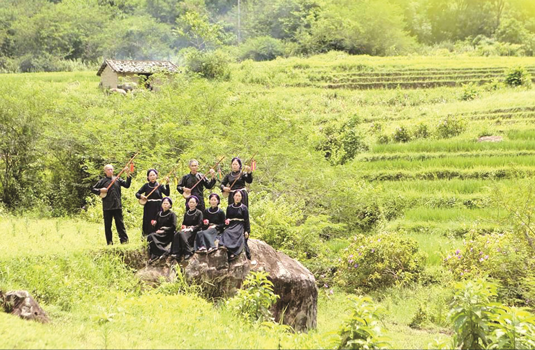 Bà Hoàng Thị Viên (hàng đầu, thứ 2 bên trái) đang cùng các hội viên  trong CLB biểu diễn hát Then