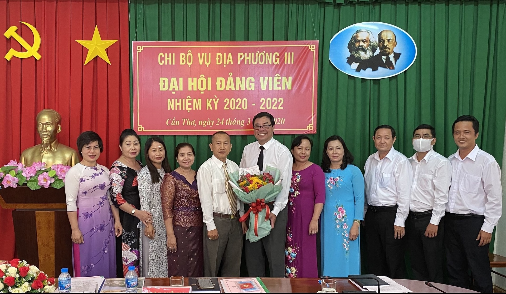 Tập thể đảng viên Chi bộ Vụ Địa phương III chúc mừng Các đồng chí trong Ban chi ủy khóa mới