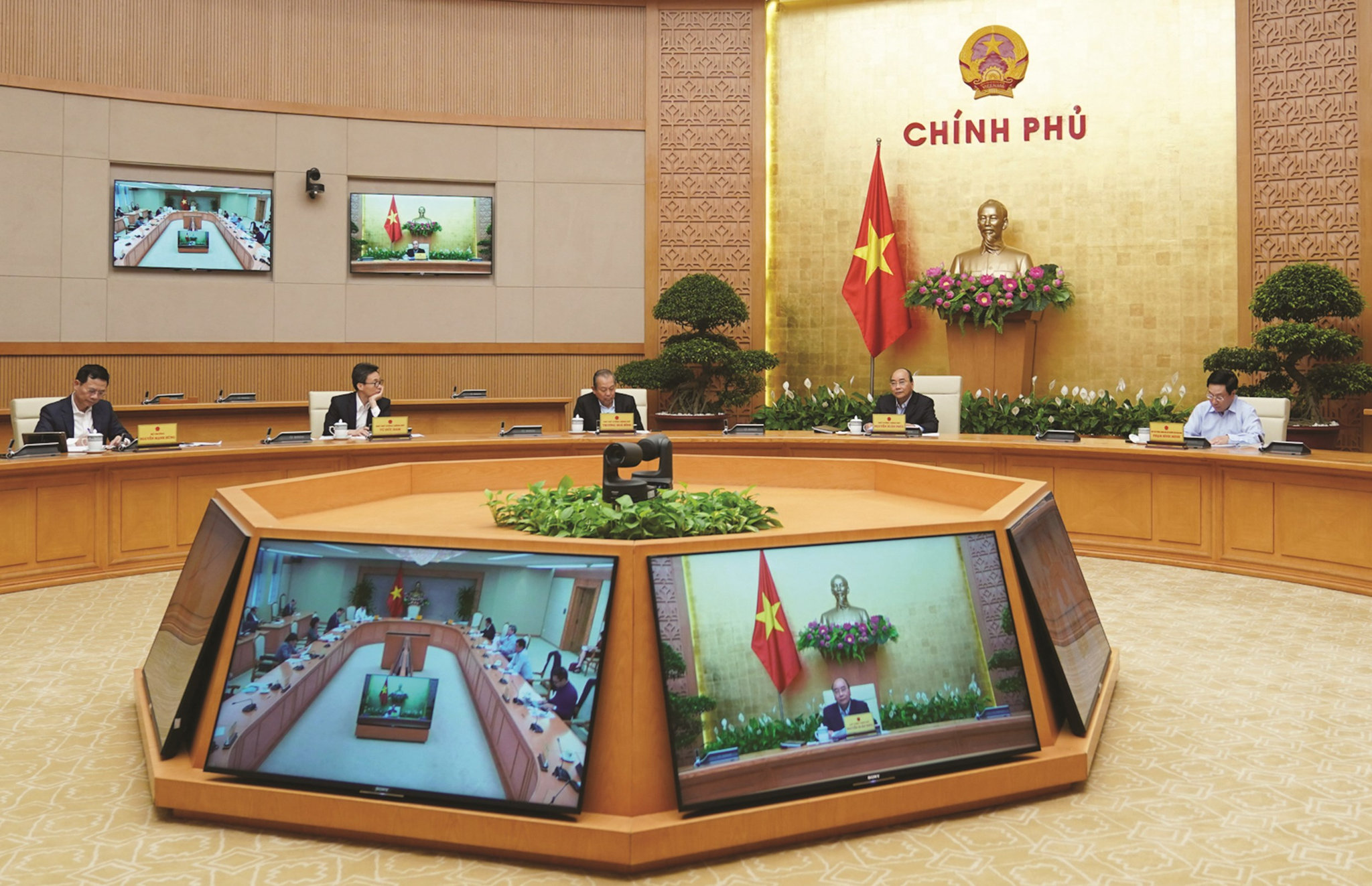 Thủ tướng  Chính phủ  Nguyễn Xuân Phúc chủ trì cuộc họp
