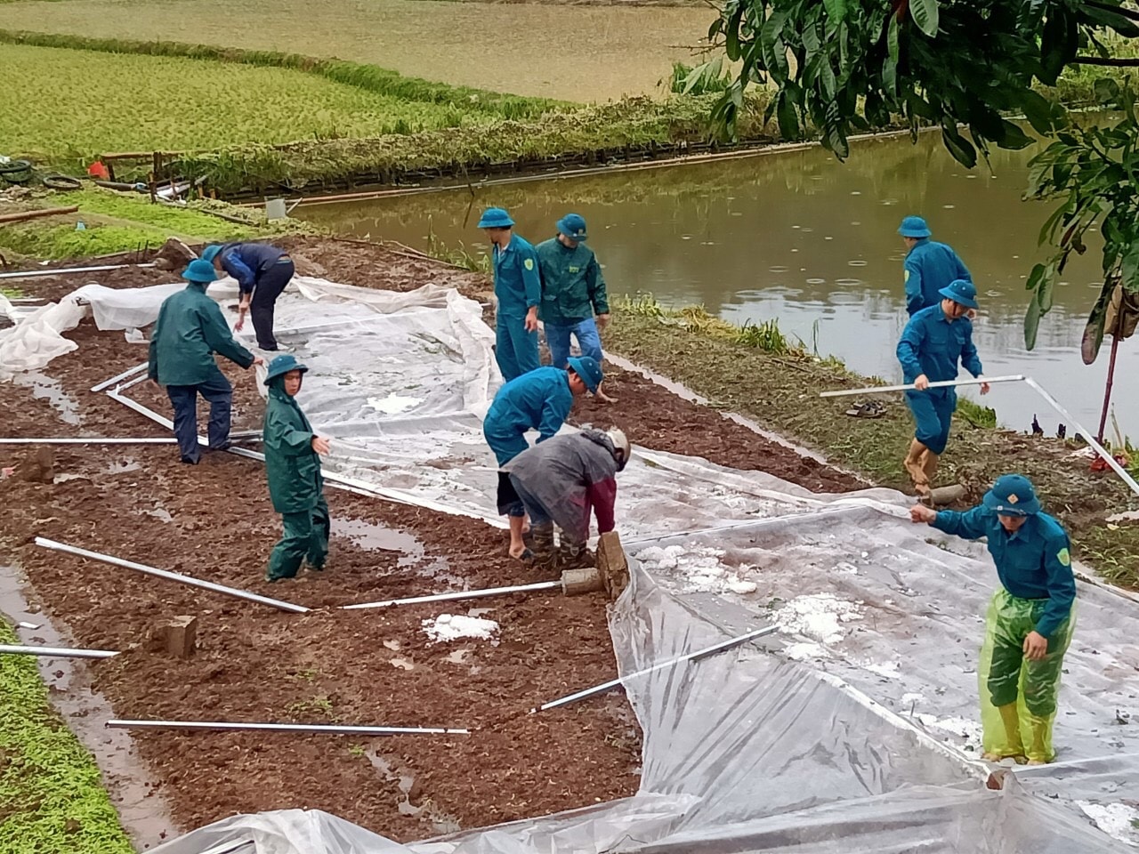 Các lực lượng chức năng tham gia khắc phục hậu quả, hỗ trợ người dân ổn định sản xuất và cuộc sống