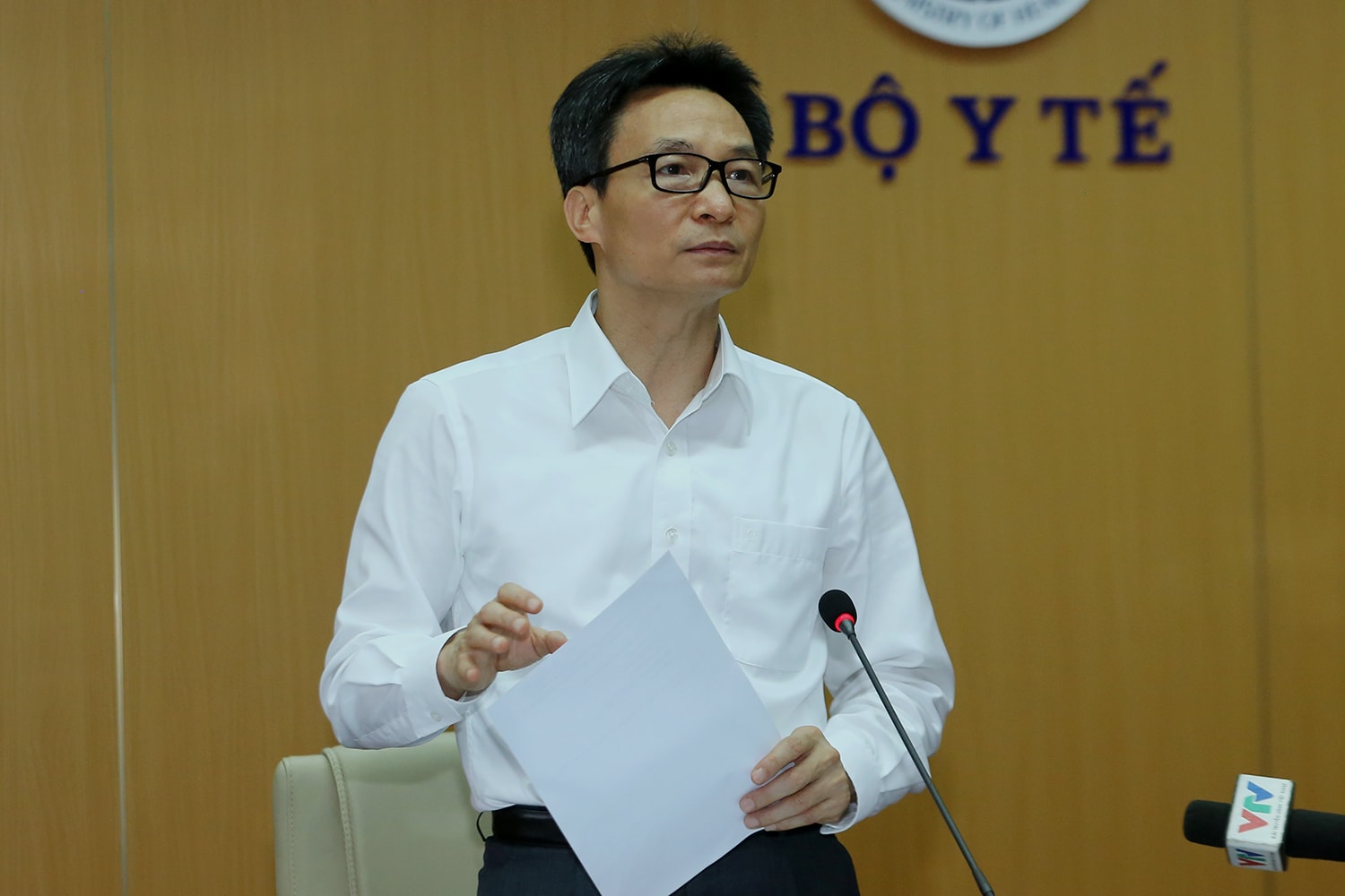 Phó Thủ tướng Vũ Đức Đam kêu gọi người dân thực hiện nghiêm các hướng dẫn của ngành y tế để phòng, chống dịch bệnh COVID-19. Ảnh: VGP/Đình Nam