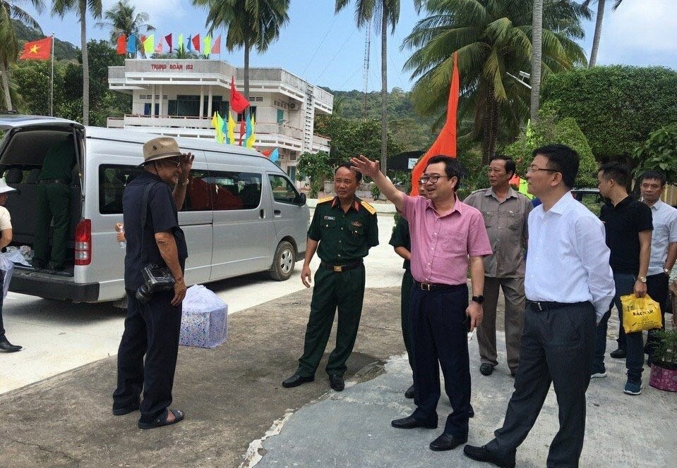 Bí Thư Tỉnh ủy Kiên Giang Nguyễn Thanh Nghị (áo đỏ) kiểm tra công trình trên xã Thổ Châu (Phú Quốc).