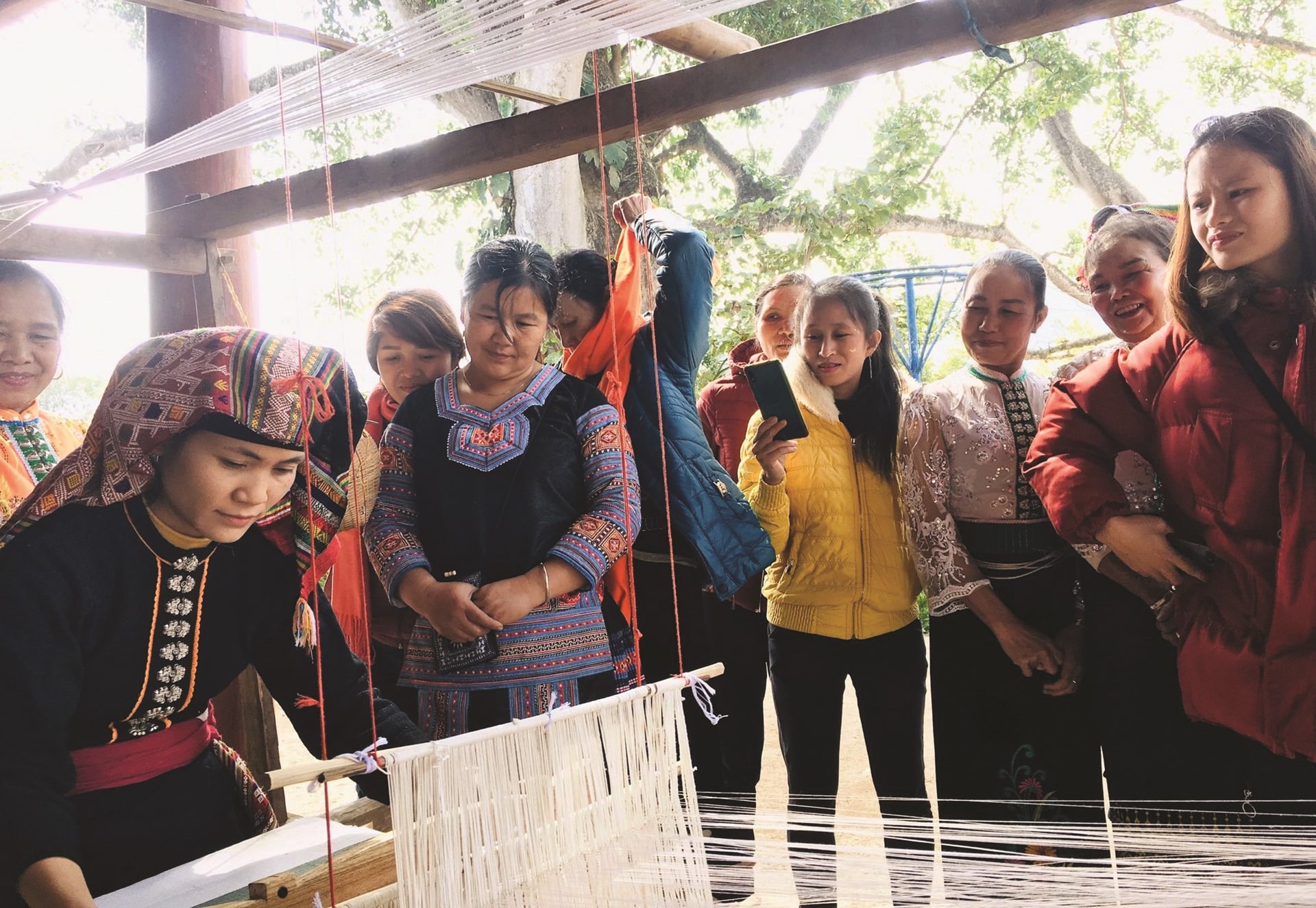 Chị Sầm Thị Tình, HTX Dệt Thổ cẩm Hoa Tiến giới thiệu kỹ thuật dệt thổ cẩm tại một cuộc triển lãm ở Hà Nội.  (Ảnh nhân vật  cung cấp).
