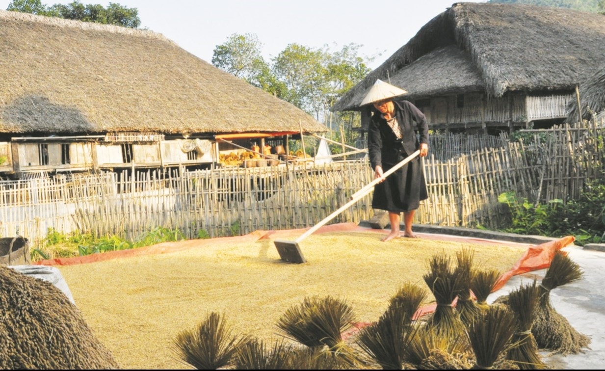 Đồng bào dân tộc Tày vẫn gìn giữ kiến trúc nhà sàn khi đến vùng đất mới