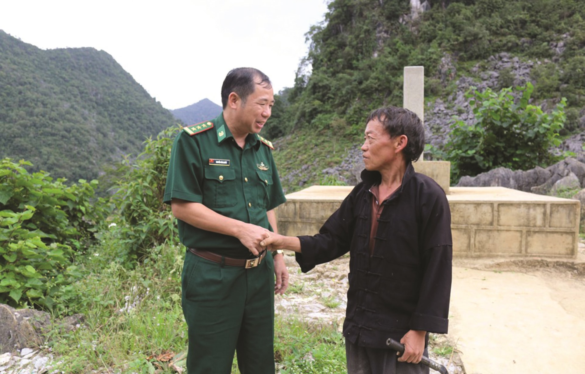 Cán bộ Đồn Biên phòng Đồng Văn, BĐBP Hà Giang và đội ngũ Người có uy tín sinh sống gần khu vực cột mốc biên giới thường xuyên phối hợp tuần tra,bảo vệ cột mốc