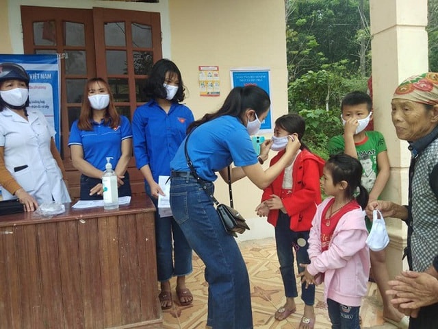 Thanh niên xung kích phát khẩu trang miễn phí và hướng dẫn cách phòng chống dịch Covid 19 cho người dân vùng đồng bào DTTS và miền núi . Ảnh minh họa