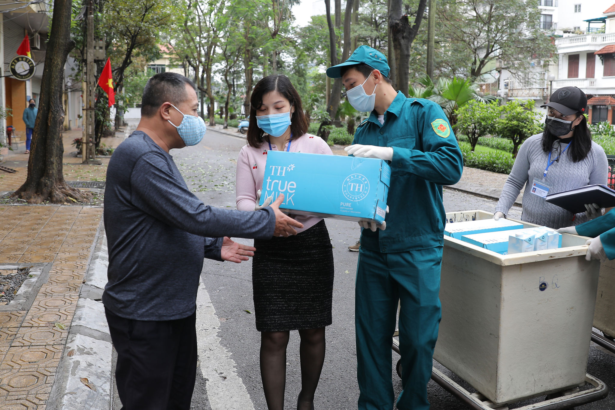 Những thùng sữa tươi TH true MILK cho người dân phố Trúc Bạch  thời điểm bị cách ly