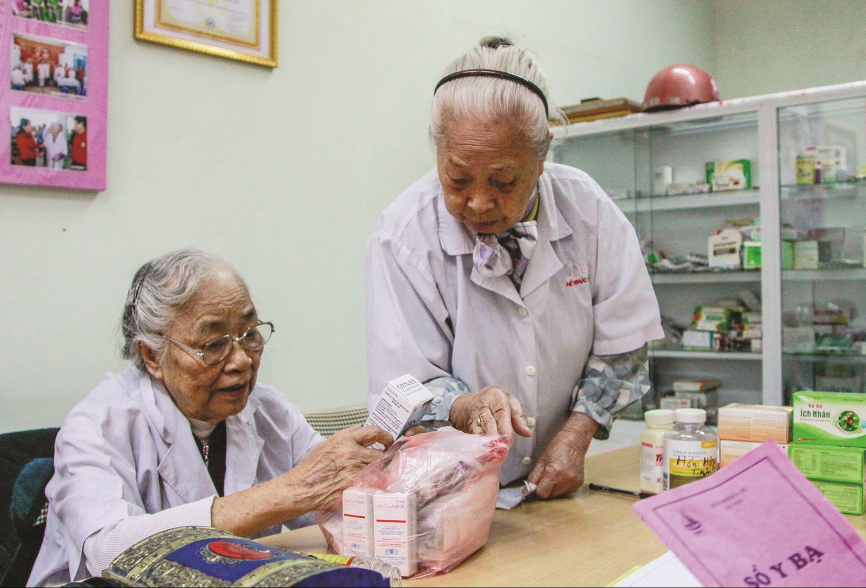 Các y, bác sĩ tại phòng khám lấy thuốc chăm sóc người bệnh.