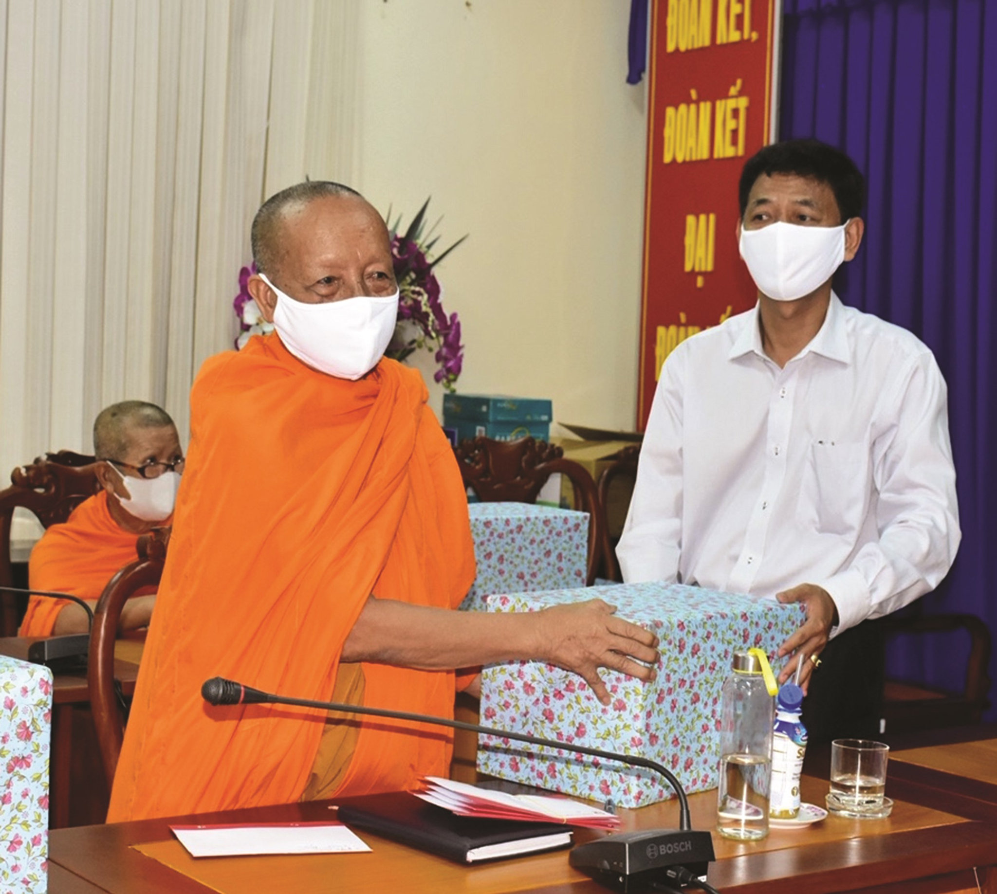 Ông Lâm Văn Mẫn trao quà đến Hòa Thượng Tăng Nô,  Phó hội trưởng Hội Đoàn kết sư sãi yêu nước  tỉnh Sóc Trăng. 
