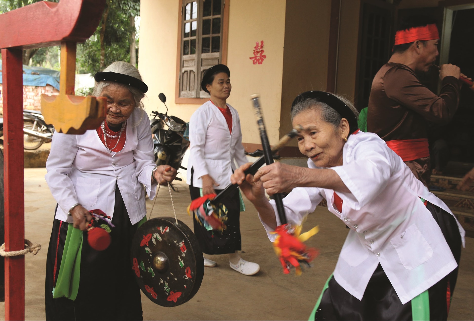 Các thành viên trong CLB Cồng chiêng làng U, xã Nghĩa Thắng  tập luyện điệu múa cồng chiêng