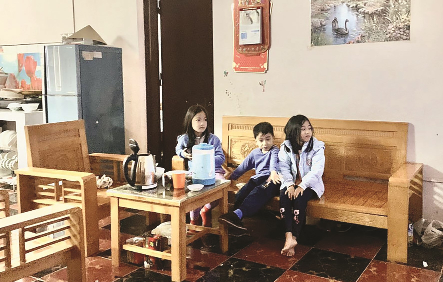 Nghỉ học, con các công nhân phải tự trông nhau trong mùa dịch