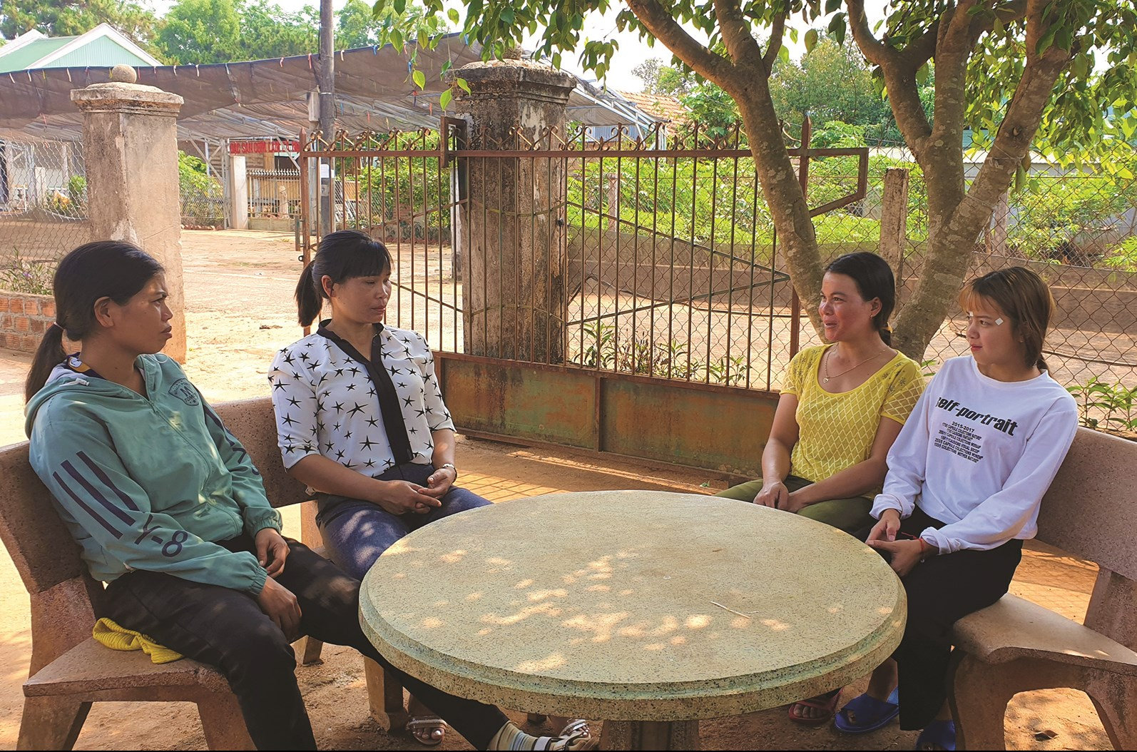Thành viên CLB ở làng Ia Mút, xã Hà Bầu (huyện Đăk Đoa) phân tích hệ lụy của việc lấy chồng sớm cho em Phưng (người đầu tiên bên phải)