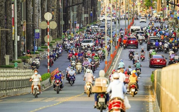Người TP HCM ùn ùn đổ ra đường.