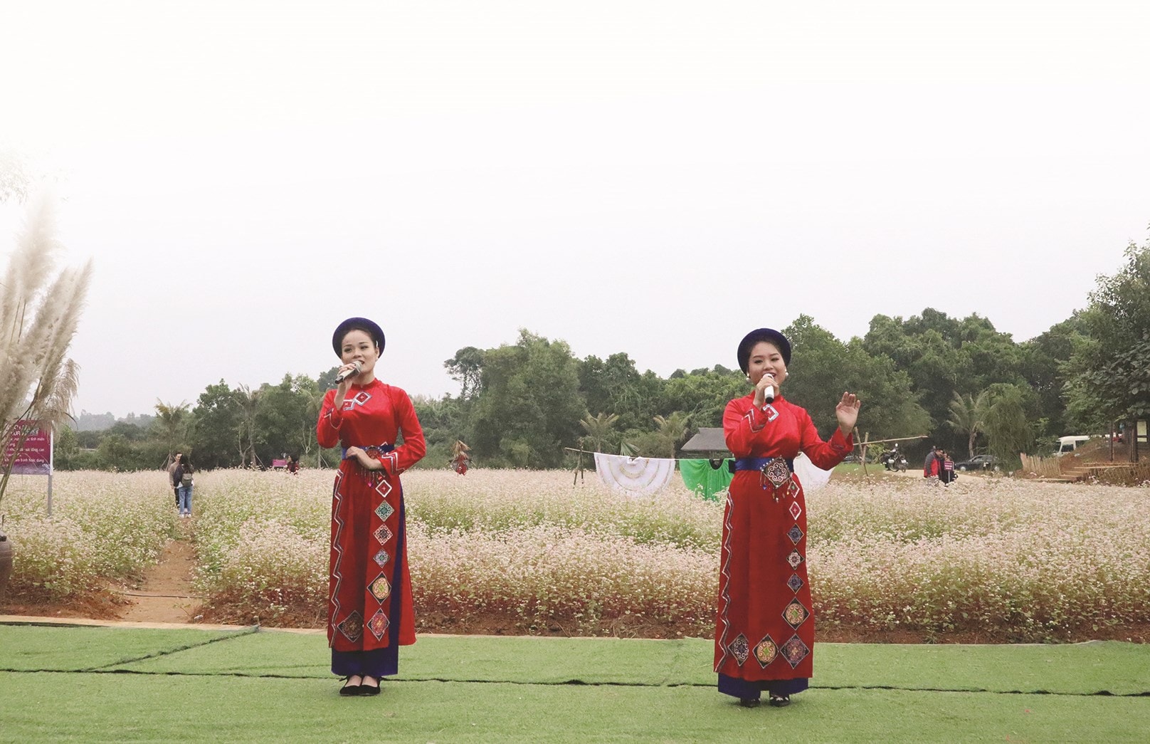 Âm nhạc luôn gắn liền với đời sống tinh thần của mỗi dân tộc.  (Trong ảnh, một tiết mục nghệ thuật của sinh viên Trường Cao đẳng Văn hóa Nghệ thuật  Việt Bắc)