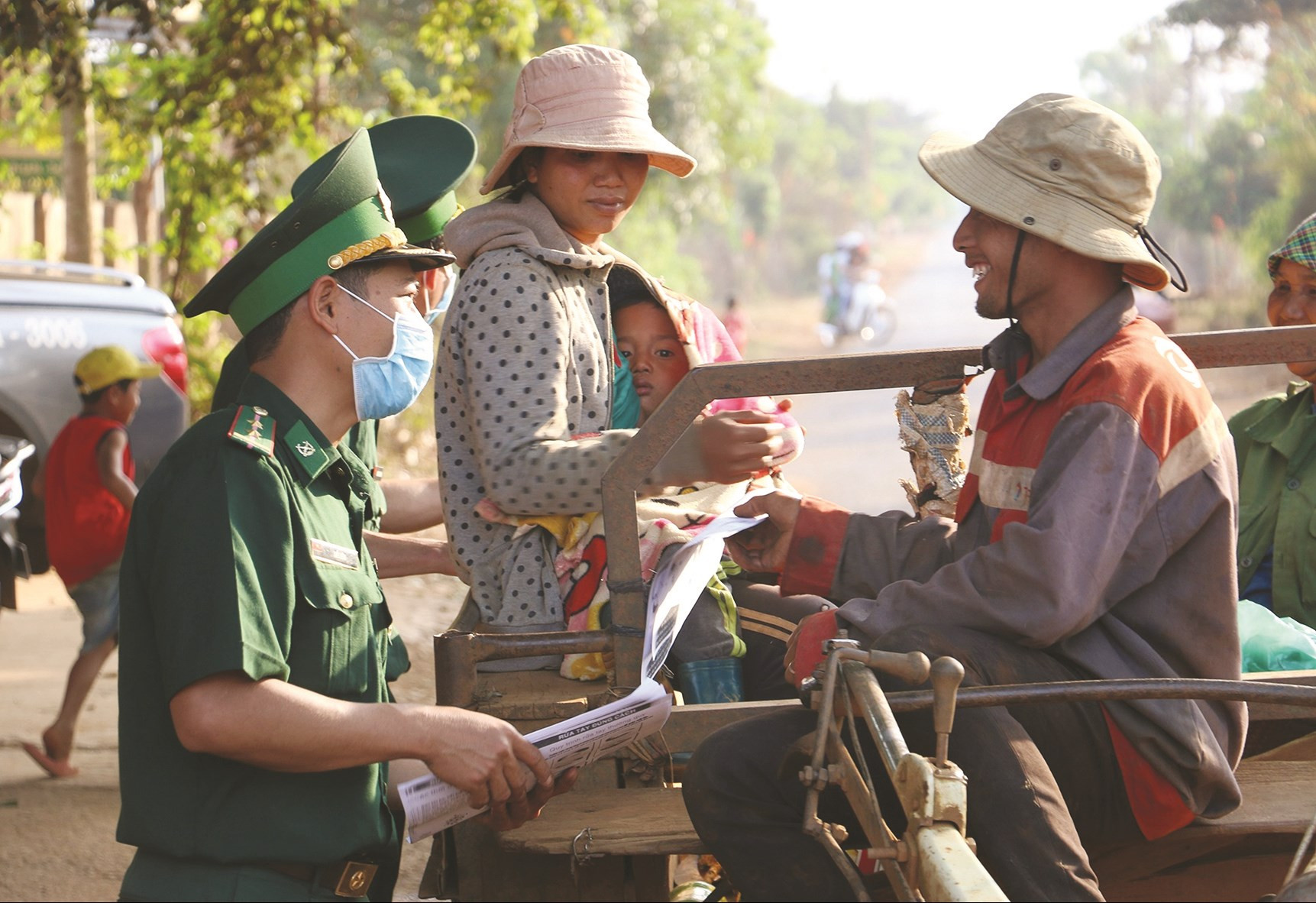 Bộ đội Biên phòng Đồn Biên phòng cửa khẩu Thuận An phát tờ rơi song ngữ tiếng phổ thông và M’nông cho đồng bào biên giới