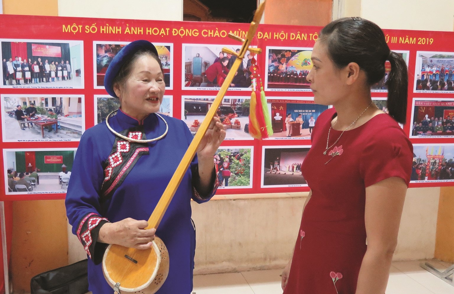 Bà Nguyễn Thị Bông đang hướng dẫn học viên cách học hát Then, đàn Tính
