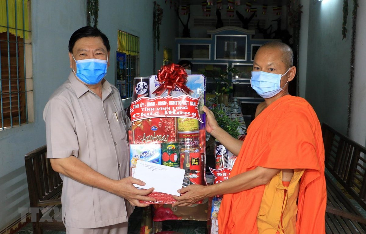 Bí thư Tỉnh ủy Vĩnh Long Trần Văn Rón (trái), tặng quà đến Thượng tọa Sơn Ngọc Huynh, Chủ tịch Hội Đoàn kết sư sãi yêu nước tỉnh Vĩnh Long