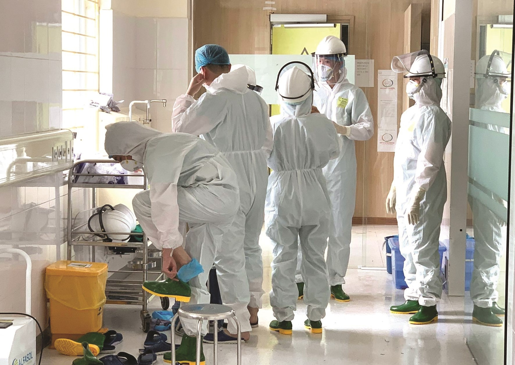 Sinh viên tình nguyện mặc đồ phòng dịch tiến hành lấy mẫu xét nghiệm kiểm tra Covid-19