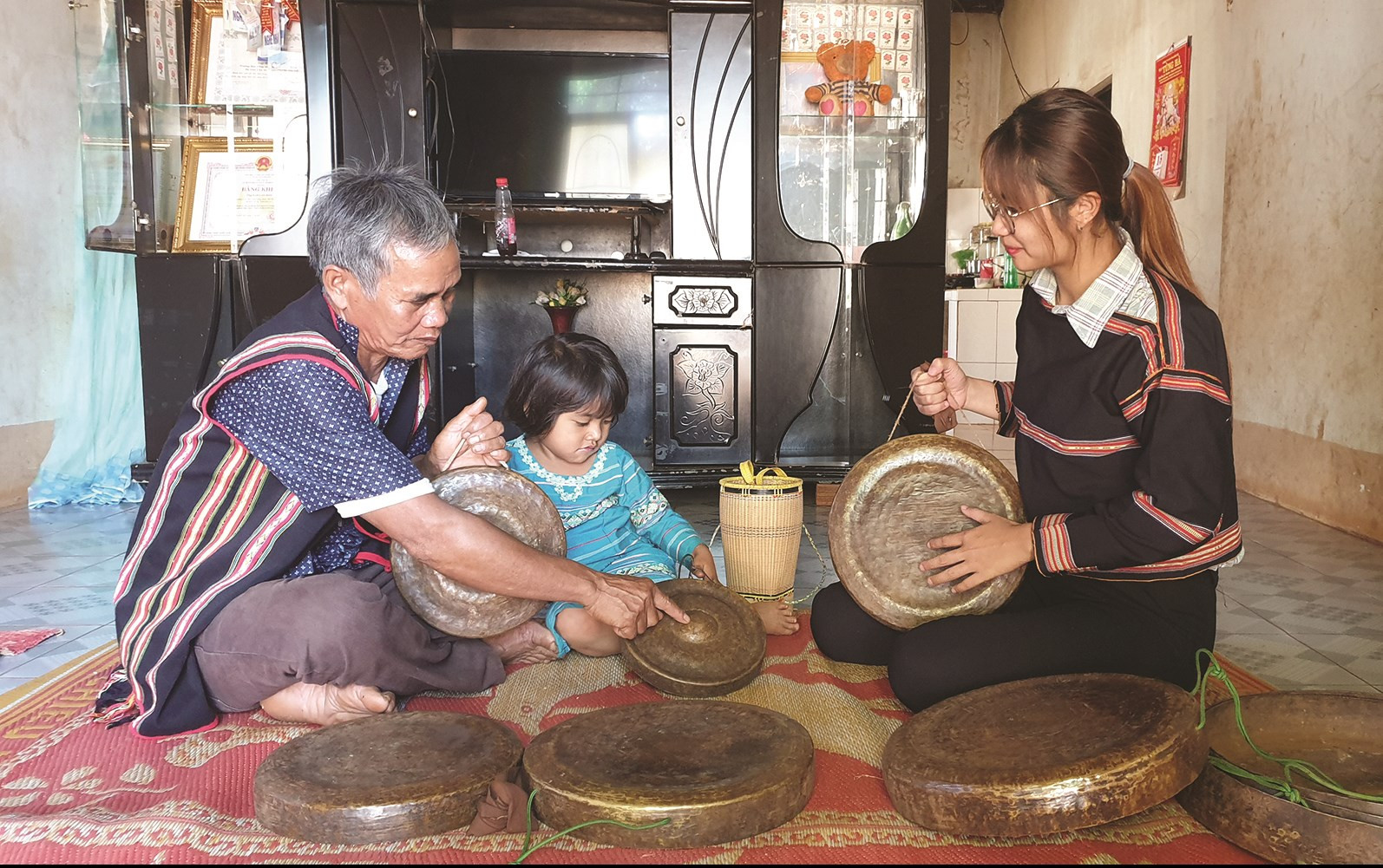 Già làng Rah Lan Hào truyền dạy cồng chiêng cho lớp trẻ